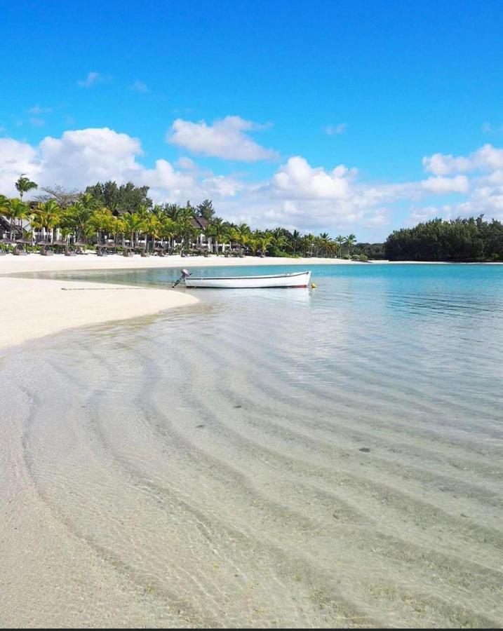 A'S Beach Apartment Flic en Flac Bagian luar foto